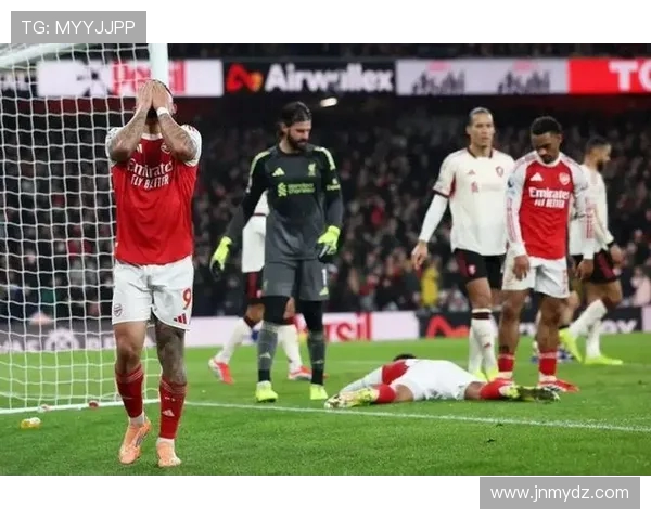 阿森纳与曼联激战正酣比分悬念不断球迷热情高涨